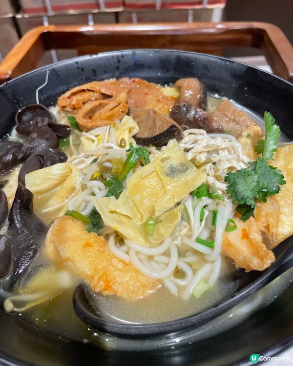 過橋米線😋酸酸地都幾開胃！配料勁多！🍜