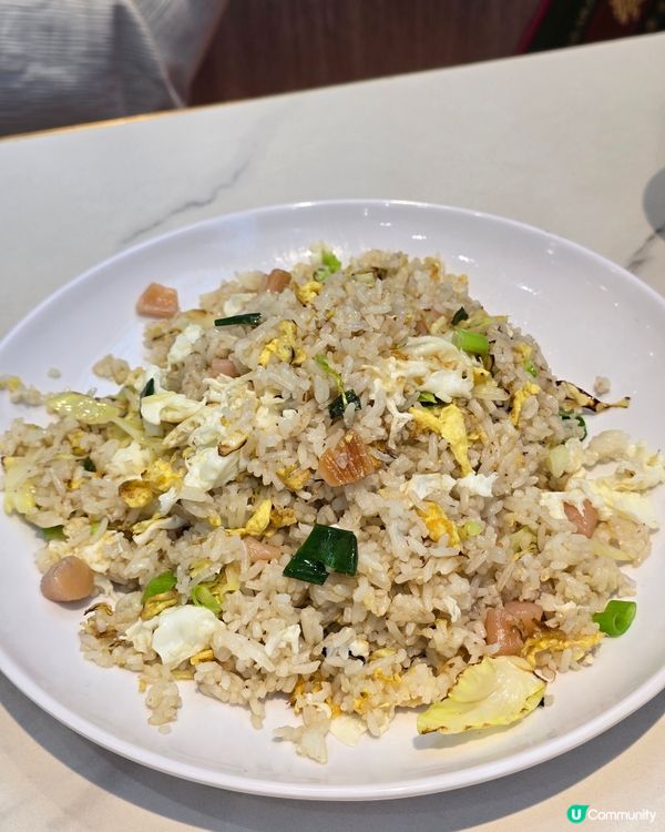 紅磡小店, 簡單、家庭式、有鑊氣. 叫咗瑤柱蛋白炒飯, 好多...