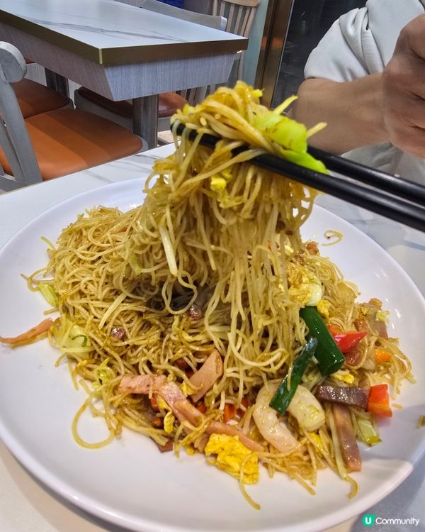 紅磡小店, 簡單、家庭式、有鑊氣. 叫咗瑤柱蛋白炒飯, 好多...