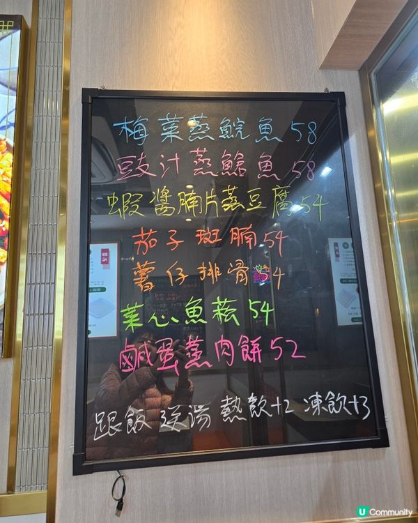 紅磡小店, 簡單、家庭式、有鑊氣. 叫咗瑤柱蛋白炒飯, 好多...