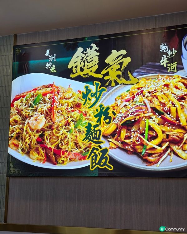 紅磡小店, 簡單、家庭式、有鑊氣. 叫咗瑤柱蛋白炒飯, 好多...