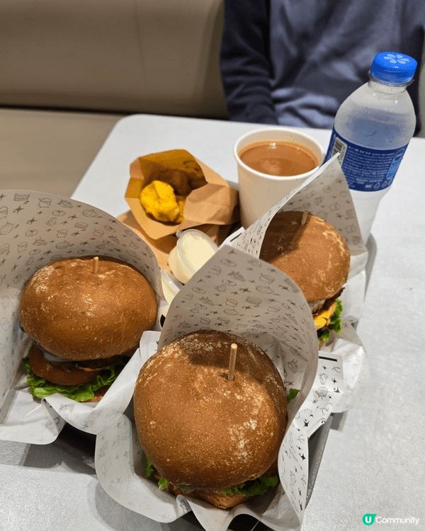 尖沙咀間嘉寶漢堡可以坐到零晨兩點，漢堡嘅肉多汁，炸燒賣更是一...