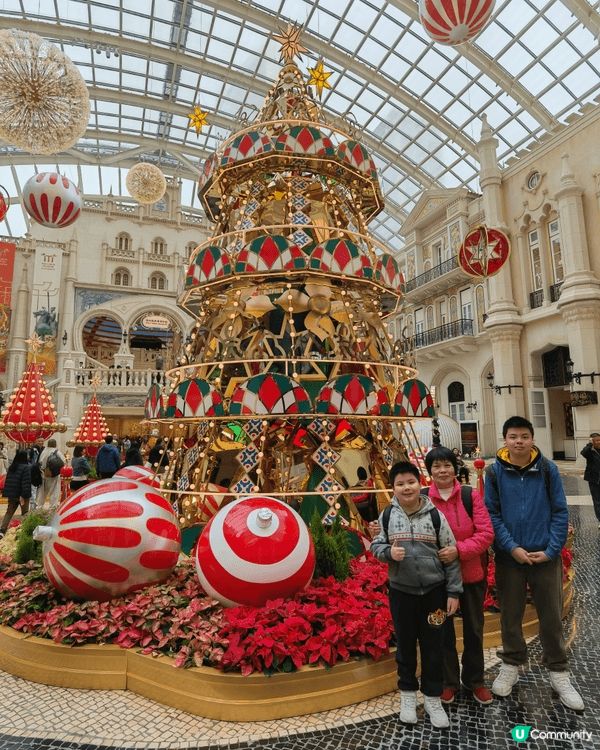 聖誕期間一家大細去咗澳門，美高梅酒店室內花園場景好有聖誕氣氛...
