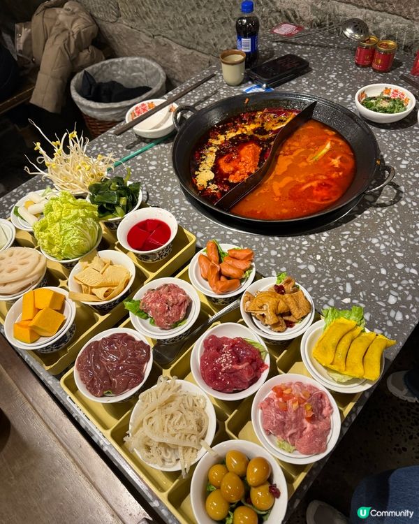 防空洞重慶紅九格火鍋🌶️🌶️🌶️🌶️🌶️