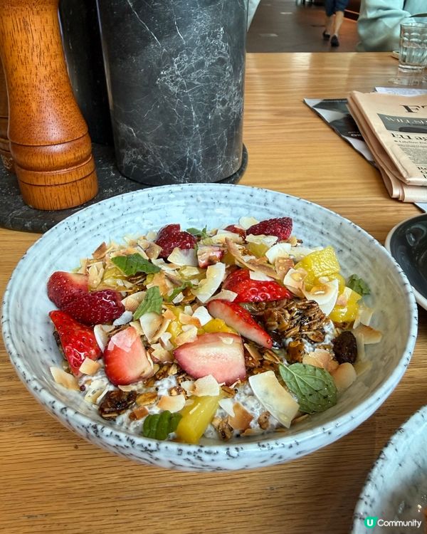 Healthy breakfast bowl 