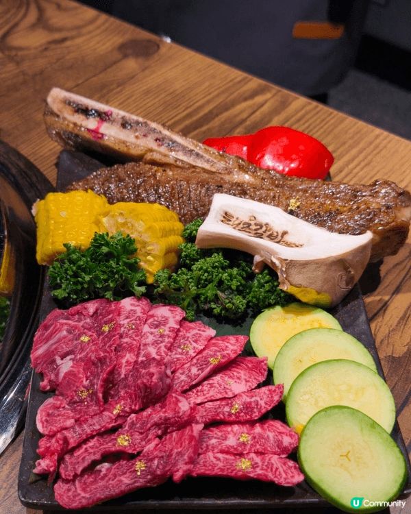 排骨肉質軟嫩多汁，帶着適中的油脂，烤至微焦時最讚！