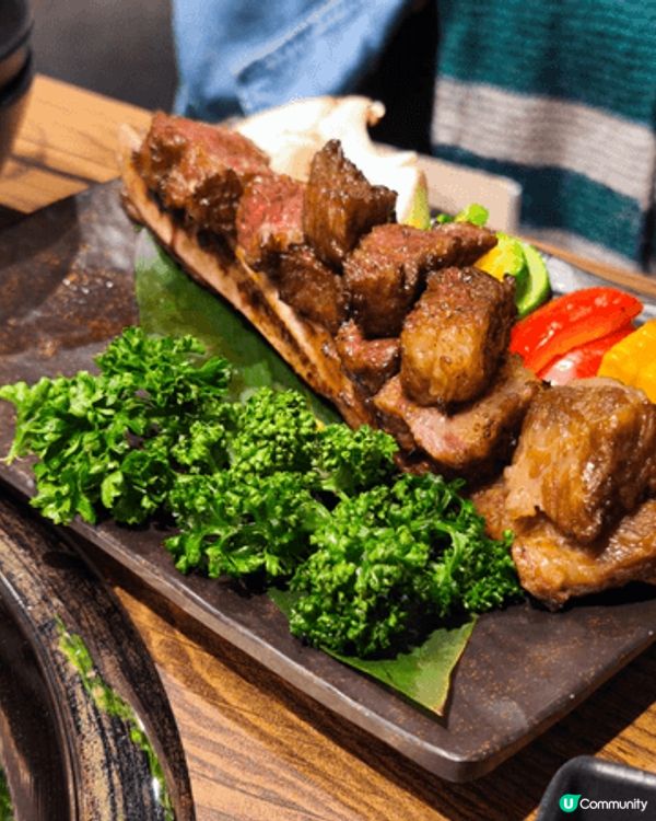 排骨肉質軟嫩多汁，帶着適中的油脂，烤至微焦時最讚！