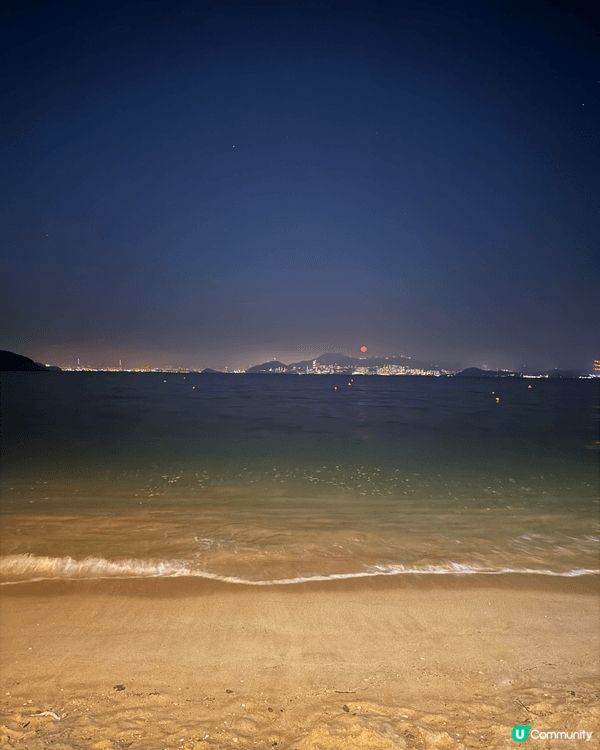 長洲，是一個離島地區，可以遠離人群，靜靜地在海灘散步。