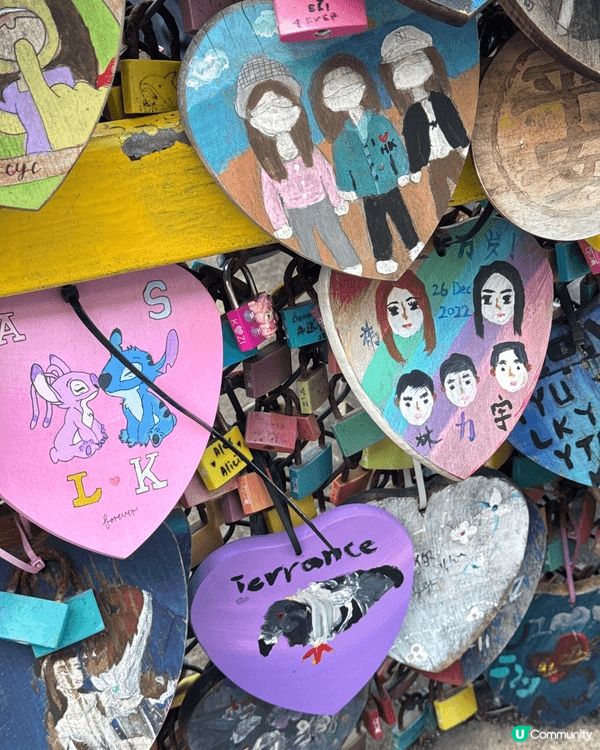 長洲，是一個離島地區，可以遠離人群，靜靜地在海灘散步。