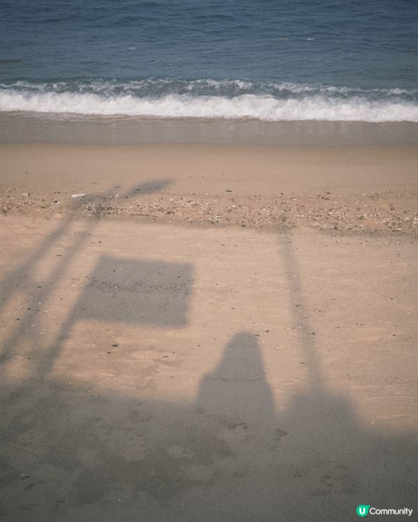 長洲，是一個離島地區，可以遠離人群，靜靜地在海灘散步。