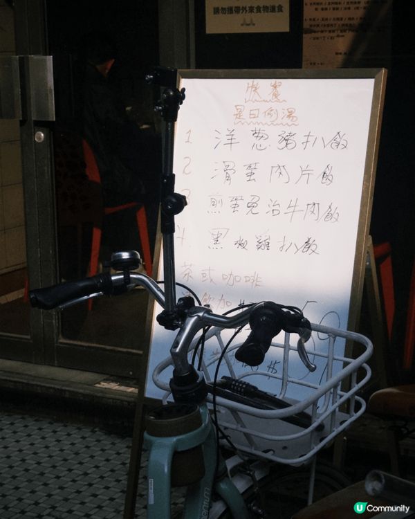 長洲，是一個離島地區，可以遠離人群，靜靜地在海灘散步。