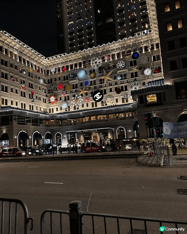 聖誕節去了尖東看聖誕燈飾，沿途看見了不少港人和遊客在打卡，還...