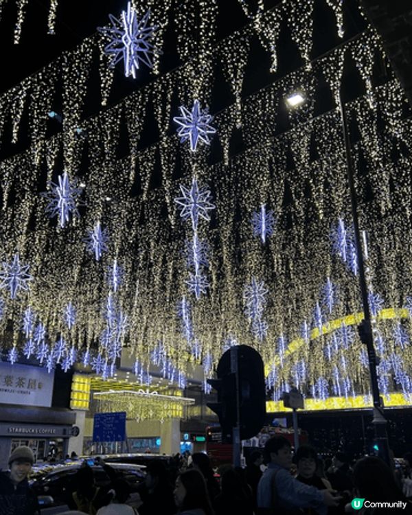 聖誕節去了尖東看聖誕燈飾，沿途看見了不少港人和遊客在打卡，還...