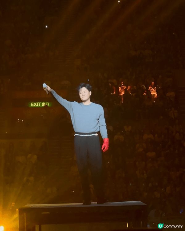 周興哲演唱會實在太感動了！唱你不屬於我實在係回憶！好想去再聽...
