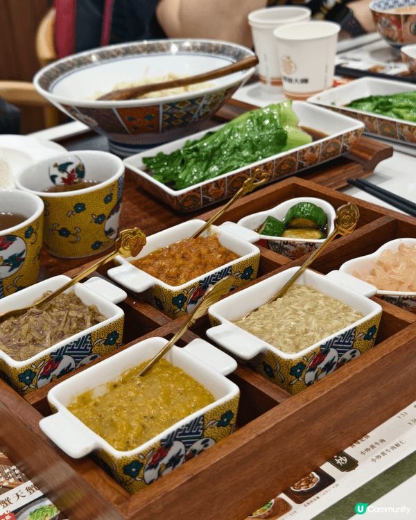 至尊全蟹宴、黃金瀑布麵及蟹粉小籠包都有好多蟹粉，鮮味十足