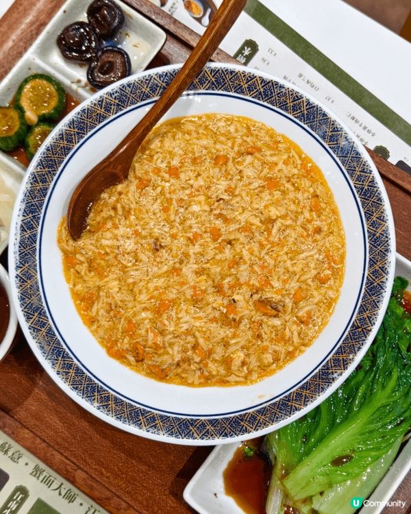 至尊全蟹宴、黃金瀑布麵及蟹粉小籠包都有好多蟹粉，鮮味十足