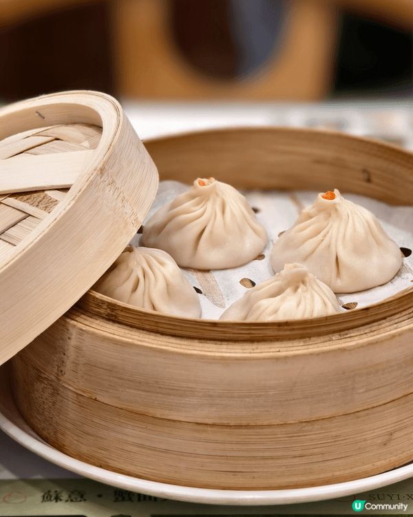 至尊全蟹宴、黃金瀑布麵及蟹粉小籠包都有好多蟹粉，鮮味十足