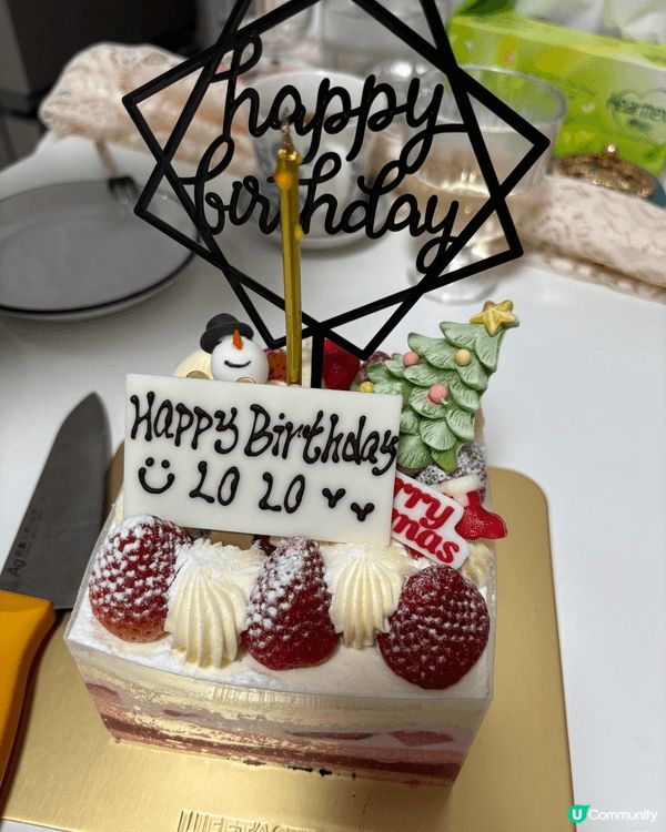一份LIFETASTIC 的生日蛋糕。蛋糕裝飾融合了生日和聖...