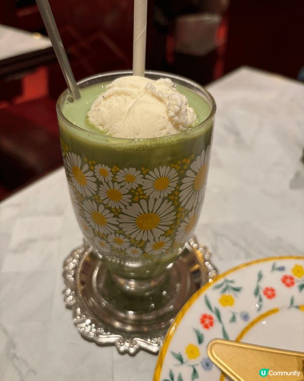 草莓鮮奶油蛋糕：一片裝飾著鮮奶油花邊和一顆草莓的白色蛋糕，放...