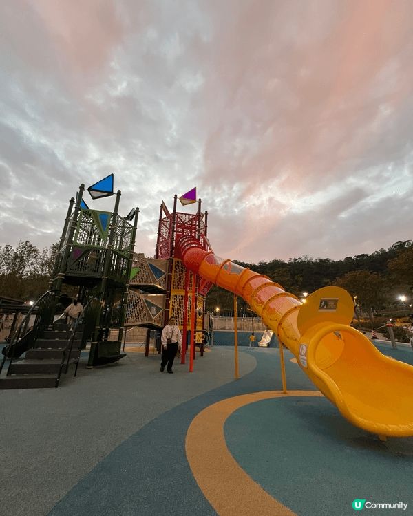 色彩繽紛遊樂設施配晚霞美景，留影打卡展現活力與童趣，留下難忘...