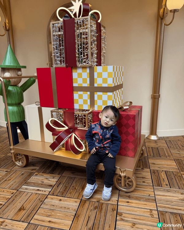 早前同小朋友去咗中環皇后像廣場睇聖誕樹 設計好靚 打卡一流