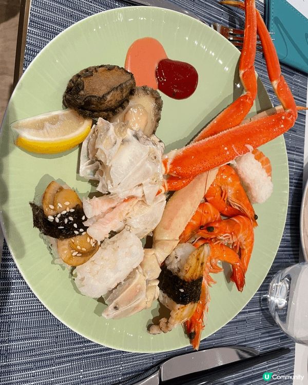 合和酒店節慶半自助午餐，地點方便，環境舒適，食物種類及味道不...