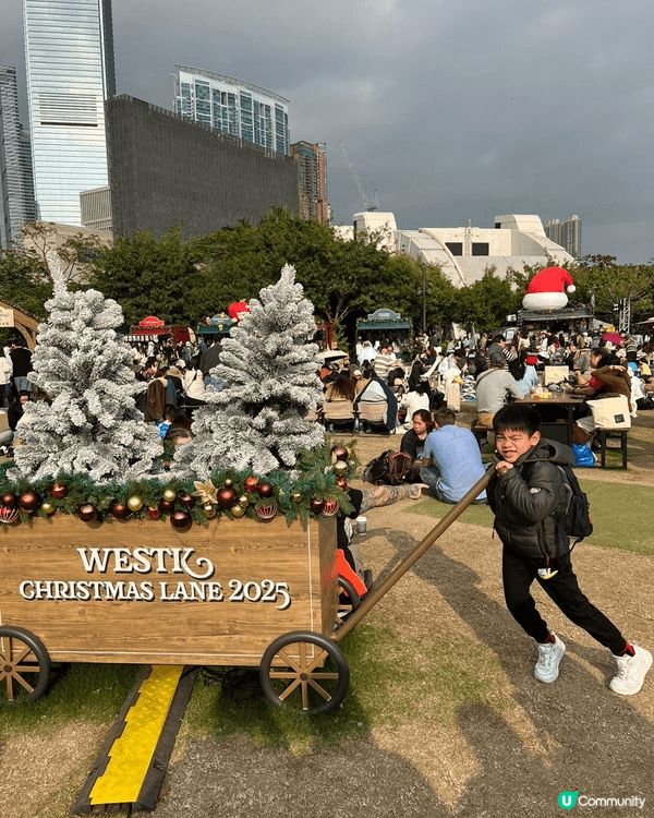 香港西九聖誕巿集，一家四口吃了雪糕和飲了咖啡。
