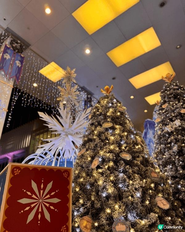 尖沙咀海港城今年聖誕以迪士尼卡通作主題，充滿冬日氣氛，吸引不...