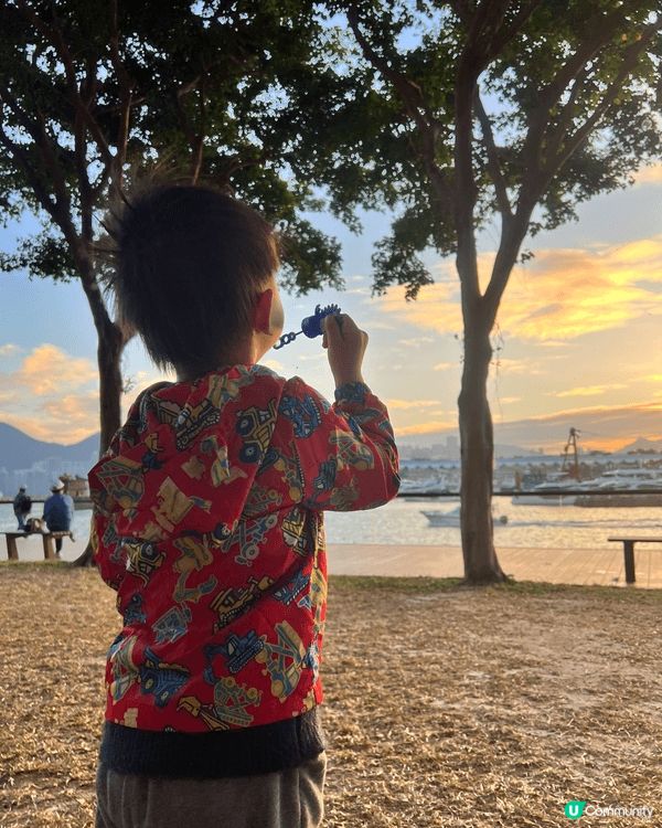 觀塘海濱長廊，鄰近市區，可野餐、賞海景，設兒童遊樂園，適合假...