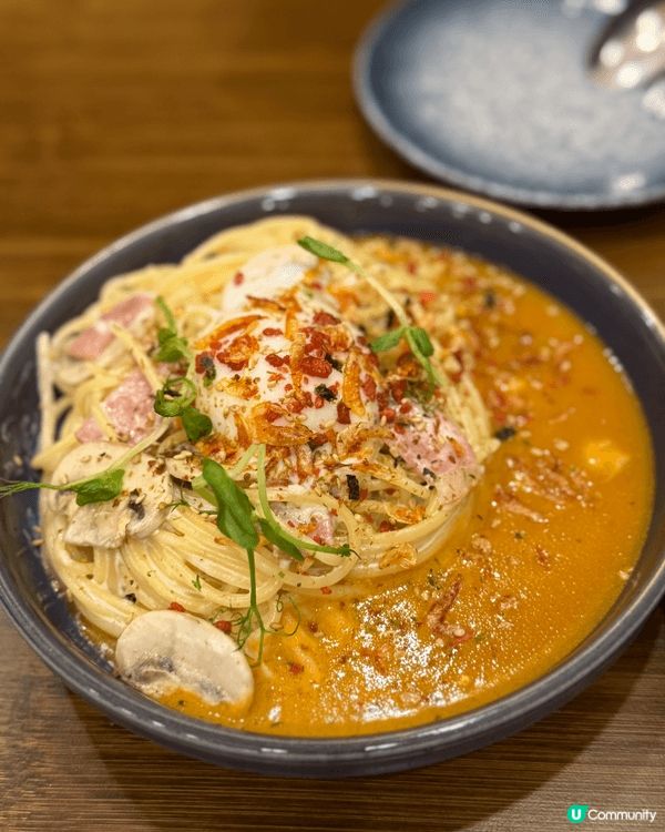 銅鑼灣樓上日式Cafe，裝修日系清雅，內裏有吧枱及榻榻米座位...