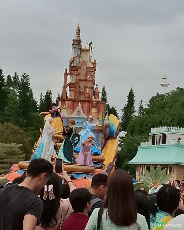去咗好多次迪士尼終於偶遇到花車巡遊嘅時候
