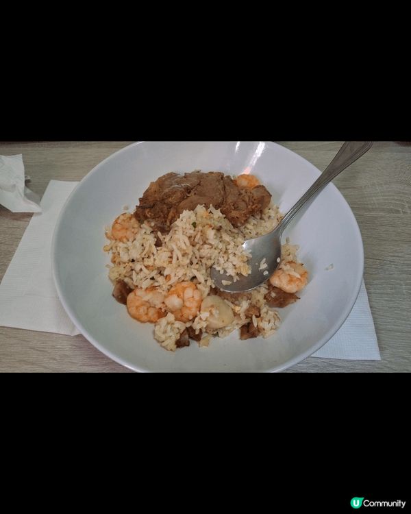 我想去AIA嘉年華，但今晚更想在家炒一鍋飯。熱鍋下油，倒入隔...