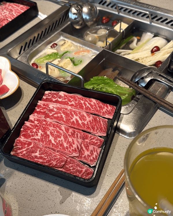 海底撈是慶祝生日的好地方，中午的套餐很划算，有專人唱生日快樂...