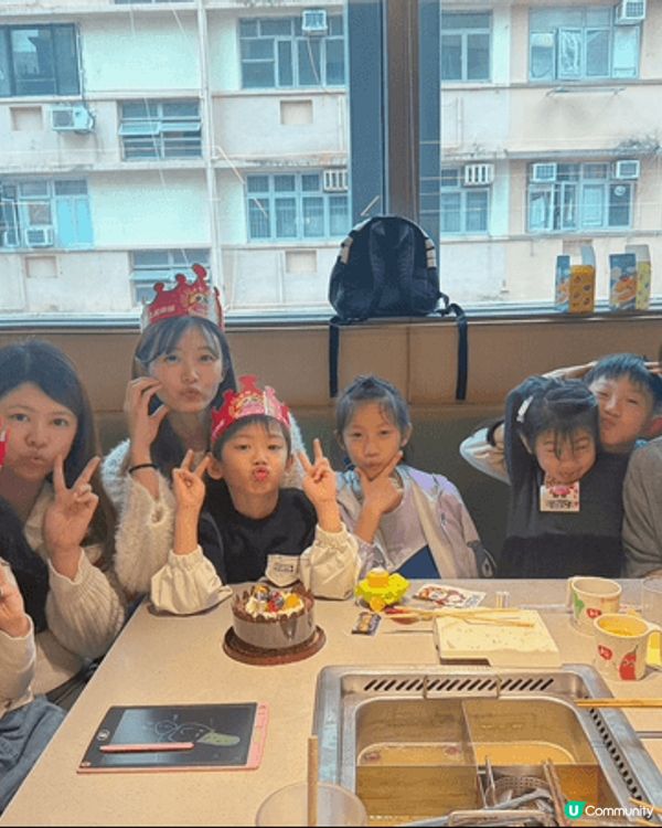 海底撈是慶祝生日的好地方，中午的套餐很划算，有專人唱生日快樂...