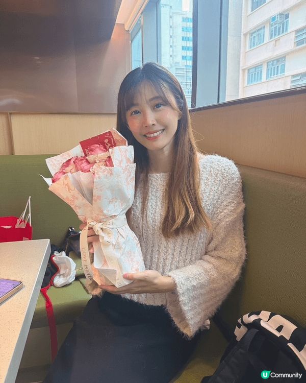 海底撈是慶祝生日的好地方，中午的套餐很划算，有專人唱生日快樂...