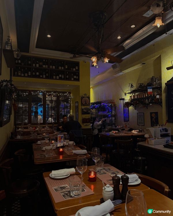位於中上環既Bouchon Bistro，環境靚食物質素都唔...