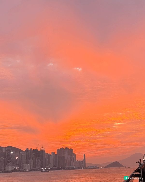 呢道系中港城平台不只看到美麗的晚霞而途中更會經過九龍公園享受...