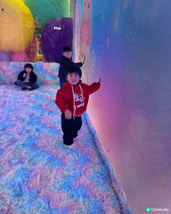 小朋友跑跑跳跳，好開心😀