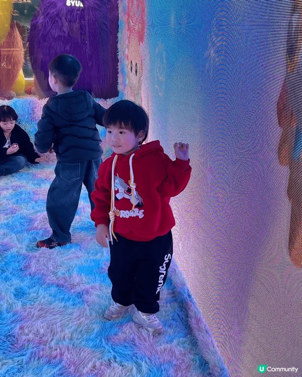 小朋友跑跑跳跳，好開心😀