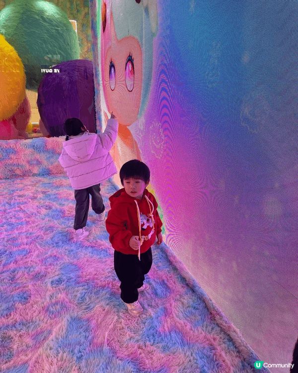 小朋友跑跑跳跳，好開心😀