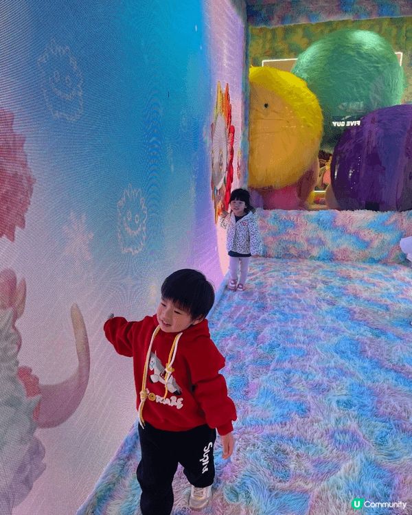 小朋友跑跑跳跳，好開心😀