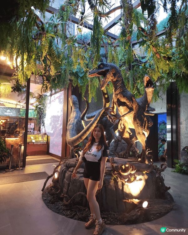 沉浸式體驗： 樂園內充滿了各種大小、會動會叫的逼真恐龍模型，...