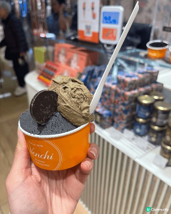 一向都好喜歡食Venchi意大利雪糕。今次試黑芝麻味同埋紅烏...