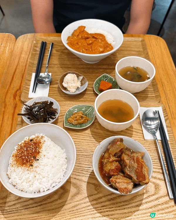 這幾張相片記錄了在香港享用美食的時刻，包括茶餐廳的菠蘿油、厚...