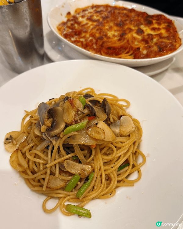 這幾張相片記錄了在香港享用美食的時刻，包括茶餐廳的菠蘿油、厚...