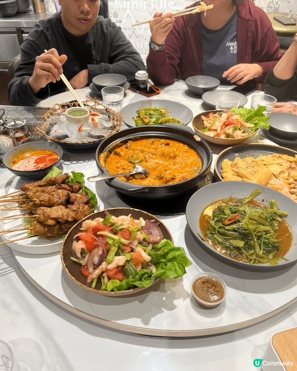 今年的聖誕大餐選擇了元朗公車的泰國菜，我推介泰式鳳爪和生蝦👍...