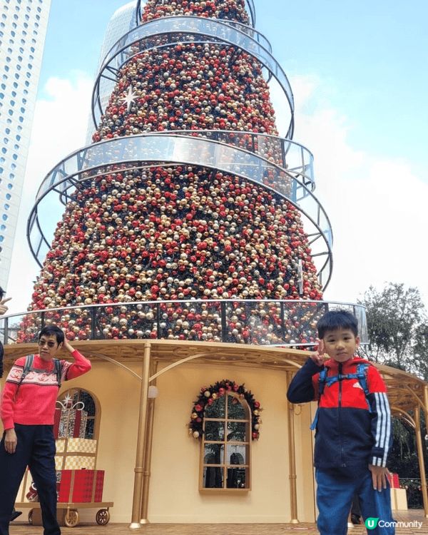 去尖沙咀睇燈飾，仲去埋坐HK1，再去埋參觀九巴車廠，咁先夠地...