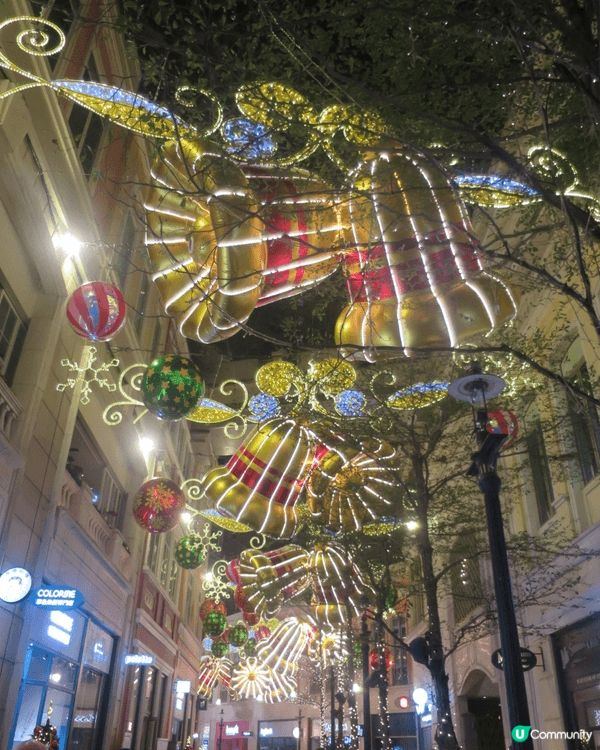 這是利東街在聖誕時有不同的燈飾，旁邊也有不同的店舖及餐廳