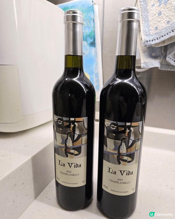 在餐廳進餐，適逢聖誕節，抽獎中了兩支紅酒。