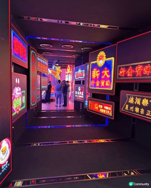 位於深水埗通洲街DX設計館有個懷舊霓虹燈打卡熱點，呈現返舊時...